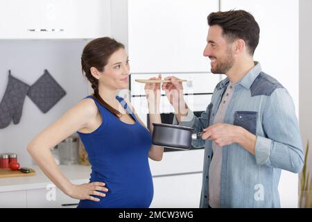 femme enceinte et mari cuisinant sainement dans la cuisine Banque D'Images