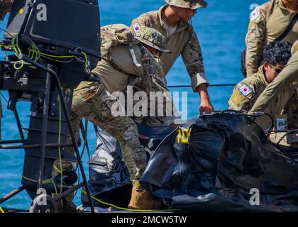 220710-N-EE352-1108 BASE CONJOINTE PEARL HARBOR-HICKAM (10 juillet 2022) – les forces multinationales des opérations spéciales préparent un engin de raids de combat en caoutchouc à bord du sous-marin d'attaque de classe Los Angeles, USS Charlotte (SSN 766), pendant la Rim of the Pacific (RIMPAC) 2022, 10 juillet. Vingt-six nations, 38 navires, quatre sous-marins, plus de 170 avions et 25 000 membres du personnel participent au programme RIMPAC de 29 juin au 4 août dans les îles hawaïennes et dans le sud de la Californie. Le plus grand exercice maritime international au monde, RIMPAC offre une occasion unique de formation tout en favorisant et en soutenant Banque D'Images