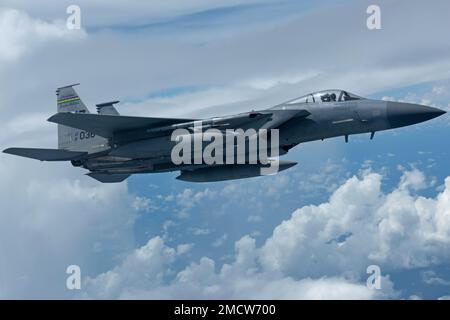 Un aigle F-15 avec la 159th Fighter Wing, Louisiane, vole à côté d'un KC-135 Stratotanker avec la 914th Air ravitaillement Wing, New York, au-dessus du sud-est des États-Unis, 10 juillet 2022. Les conjoints de 307th aviateurs de la Bomb Wing ont assisté au ravitaillement de l'Eagle à partir du KC-135. Banque D'Images