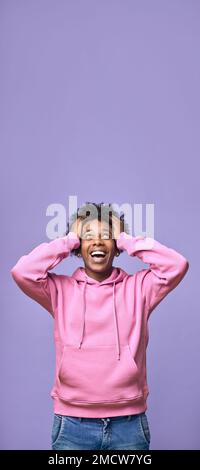 Un jeune homme afro-américain qui cherche à se sentir stupéfié par une nouvelle offre promotionnelle. Banque D'Images