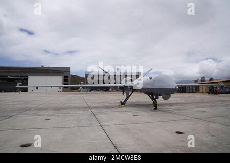 BAIE DE KANEOHE, Hawaï (10 juillet 2022) - Un réapeur MQ-9A de la Force aérienne des États-Unis, affecté à la 49th e Escadre, se trouve sur la ligne de vol à la station aérienne du corps des Marines, à Hawaï, pendant la Rim of the Pacific (RIMPAC) 2022. Les navires sans pilote et télécommandés étendent la capacité des capteurs de plate-forme télécommandés interconnectés pour améliorer la capacité de combat des forces interarmées multinationales. Vingt-six nations, 38 navires, quatre sous-marins, plus de 170 avions et 25 000 membres du personnel participent au programme RIMPAC de 29 juin au 4 août dans les îles hawaïennes et dans le sud de la Californie. Le monde l Banque D'Images