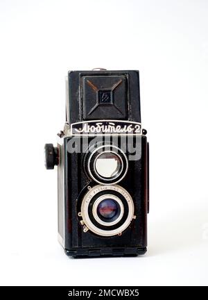 Skopje, Macédoine du Nord - le 20 janvier 2023:: Ancienne caméra de pellicule d'époque Lubitel, fabriquée dans l'ancienne Union soviétique, sur fond blanc. Banque D'Images