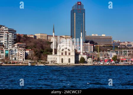 Mosquée Dolmabahce, tour du luxueux hôtel Ritz Carlton, vue du Bosphore, Istanbul, Turquie Banque D'Images