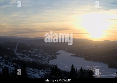 Une vue aérienne du magnifique coucher de soleil sur les montagnes à Are, Suède Banque D'Images