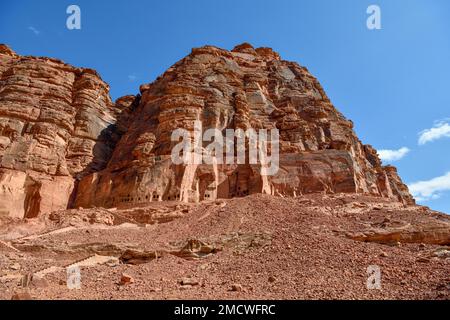 Le lion tombe dans les rochers d'al-Khuraybah, Dadan ou Dedan, près d'Alula, Médina province, Arabie Saoudite, Péninsule arabique Banque D'Images