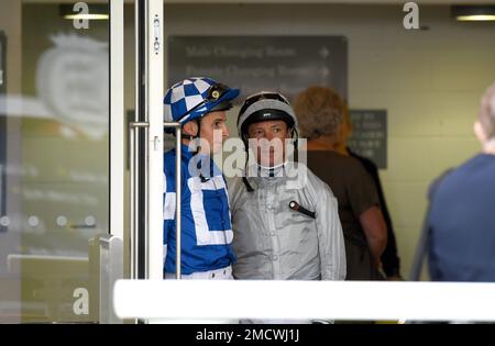 Qatar Goodwood Festival Meeting 26th juillet 2022 à Goodwood Racecourse, Chichester - Day One - Jockey's William Buick (à gauche) et Frankie Dettori Banque D'Images