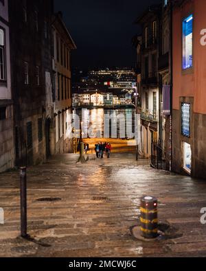 Vieille rue historique de la ville d'oporto avec le fleuve douro en arrière-plan Banque D'Images