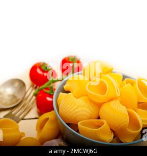 Escargot italien lumaconi pâtes aux tomates cerise mûre ingrédients sauce Banque D'Images