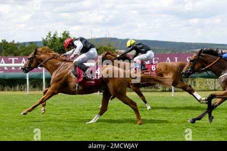 Qatar Goodwood Festival Meeting 26th juillet 2022 à Goodwood Racecourse, Chichester - première journée - Al Shaqab Goodwood Cup Stakes - Kyprios bat Stradivarius à la ligne d'arrivée Banque D'Images