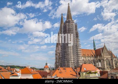 Vue sur la cathédrale depuis la terrasse des grands magasins Galeria, échafaudage, Ratisbonne, Allemagne Banque D'Images