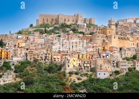 Village de montagne de Caccamo, Sicile, Italie Banque D'Images