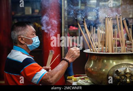 Kuala Lumpur, Malaisie. 22nd janvier 2023. Un Chinois de souche malaisienne prie le premier jour du nouvel an lunaire chinois à un temple de Kuala Lumpur. Le nouvel an lunaire commence sur 22 janvier et accueille l'année du lapin, célébrée par les Chinois du monde entier. (Photo de Wong Fok Loy/SOPA Images/Sipa USA) Credit: SIPA USA/Alay Live News Banque D'Images