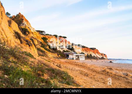 Magnifique paysage de la plage de Falesia avec de hautes falaises rouges et orange en Algarve, Portugal Banque D'Images