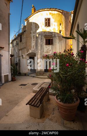 Vieille ville méditerranéenne avec de vieilles ruelles et maisons le matin, Baska, île de Krk, Croatie Banque D'Images