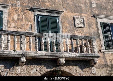 Belles maisons anciennes avec des détails en pierre sur les vieux bâtiments de Dubrovnik, éclairé par le doux soleil de la saison d'hiver Banque D'Images