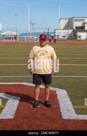 Frank A. Macias, ancien entraîneur de football de l'école secondaire Matthew C. Perry, se trouve sur le terrain de football de l'école secondaire M.C. Perry à la station aérienne du corps des Marines, Iwakuni, 7 septembre 2022. Frank Macias a été l'entraîneur de football principal à l'école secondaire M.C. Perry de 2011 à août 2022, et se prépare maintenant à transférer à Port Campbell, Kentucky. Banque D'Images