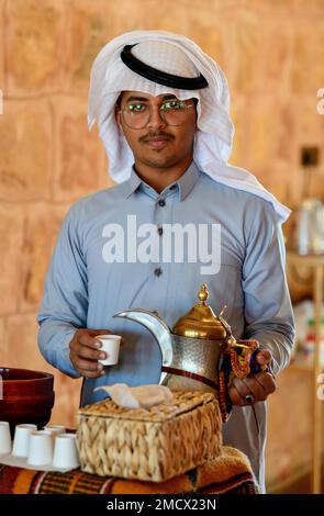 Jeune homme servant du café arabe, Alula, province de Medina, Arabie Saoudite, Péninsule arabique Banque D'Images