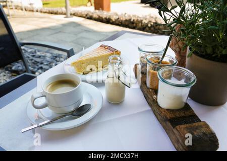 Table basse, café, cheesecake souabe, lait, sucre, plats à café, Gasthof Lamm, hôtel, restaurant, Speidels Braumanufaktur, vacances dans le Banque D'Images