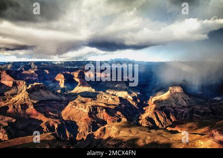 Une tempête passe sur le Grand Canyon en Arizona Banque D'Images