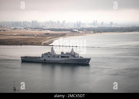 220711-N-TR141-1067 SAN DIEGO (11 juillet 2022) navire de transport amphibie de classe San Antonio USS Portland (LPD 27) part de San Diego pendant la côte du Pacifique (RIMPAC) 2022 dans le sud de la Californie. Vingt-six nations, 38 navires, quatre sous-marins, plus de 170 avions et 25 000 membres du personnel participent au programme RIMPAC de 29 juin au 4 août dans les îles hawaïennes et dans le sud de la Californie. Le plus grand exercice maritime international au monde, RIMPAC offre une occasion unique de formation tout en favorisant et en soutenant des relations de coopération entre les participants essentielles pour assurer t Banque D'Images