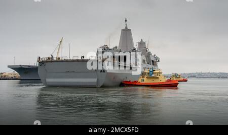 220711-N-PQ495-1029 SAN DIEGO (July11, 2022) – le navire de transport amphibie de classe San Antonio USS Portland (LPD 27) part de San Diego pendant la Rim of the Pacific (RIMPAC) 2022 dans le sud de la Californie. Vingt-six nations, 38 navires, quatre sous-marins, plus de 170 avions et 25 000 membres du personnel participent au programme RIMPAC de 29 juin au 4 août dans les îles hawaïennes et dans le sud de la Californie. Le plus grand exercice maritime international au monde, RIMPAC offre une occasion unique de formation tout en favorisant et en soutenant des relations de coopération entre les participants essentielles à cette réalisation Banque D'Images