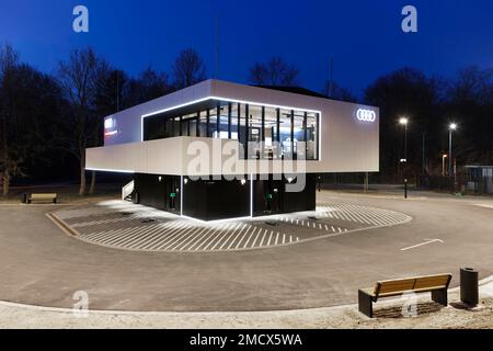 Premier concentrateur de charge Audi, six espaces de charge HPC couverts, station de charge rapide pour véhicules électriques avec capacité de charge jusqu'à 320 kW, batterie Banque D'Images