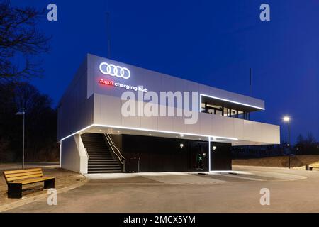 Premier concentrateur de charge Audi, six espaces de charge HPC couverts, station de charge rapide pour véhicules électriques avec capacité de charge jusqu'à 320 kW, batterie Banque D'Images