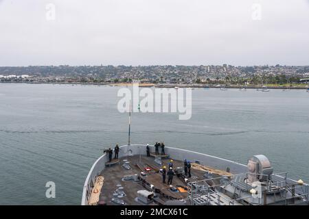 220711-N-VQ947-1118 SAN DIEGO (11 juillet 2022) — le navire de transport amphibie de classe San Antonio USS Portland (LPD 27) part de San Diego pendant la côte du Pacifique (RIMPAC) 2022 dans le sud de la Californie. Vingt-six nations, 38 navires, quatre sous-marins, plus de 170 avions et 25 000 membres du personnel participent au programme RIMPAC de 29 juin au 4 août dans les îles hawaïennes et dans le sud de la Californie. Le plus grand exercice maritime international au monde, RIMPAC offre une occasion unique de formation tout en favorisant et en soutenant des relations de coopération entre les participants essentielles à cette réalisation Banque D'Images