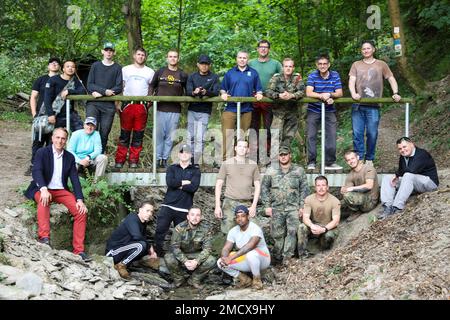 Des soldats et des civils du 21st Theatre Sustment Command, des soldats de l'armée allemande, et M. Falko Hoenisch, le maire de Sankt Goar, se rassemblent après avoir achevé un projet communautaire au ruisseau Heimbach à Sankt Goar, en Allemagne, au 11 juillet 2022. Le projet comprenait plus de 50 personnes qui ont enlevé des débris tels que des branches d'arbres, des déchets et des broussailles des cours d'eau pour prévenir les inondations. Banque D'Images