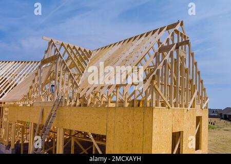 Lors de la construction d'une nouvelle poutre de toit en bois de la maison de bâton a été construite à partir d'un cadre de cadre adjacent fait de fermes. Banque D'Images