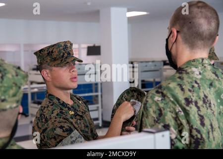 220711-N-ZW825-0083 GRANDS LACS, ILLINOIS (11 juillet 2022) Un instructeur du corps d’instruction des officiers de la Réserve navale (NROTC) d’endoctrinement de nouveaux étudiants (NSI) inspecte la couverture d’un candidat de milieu de navire au cours d’une inspection de l’uniforme de travail au Commandement de l’instruction du recrutement (CRCT), 11 juillet. À la fin de l'INS, les candidats débuteront leur première année du programme NROTC dans les collèges et universités de tout le pays cet automne. NSI est un programme d'endoctrinement hébergé au CCF, et fournit aux sages-navires une orientation commune en matière d'entraînement militaire. NSI offre une formation de base sur cinq principes fondamentaux de la lutte contre l'incendie Banque D'Images