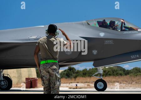 ÉTATS-UNIS Air Force le chef d'équipage Jay Wilder, affecté à l'escadron de chasse 495th, salue un pilote affecté au FS 495th avant le décollage durant l'exercice Poseidon's rage 22, à la base aérienne de Souda, en Grèce, au 11 juillet 2022. PR22 est conçu pour renforcer la préparation et l'interopérabilité entre les forces aériennes américaines et hellénique en démontrant une supériorité aérienne localisée. Banque D'Images