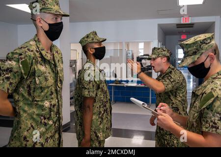 220711-N-ZW825-0144 GRANDS LACS, ILLINOIS (11 juillet 2022) Un instructeur du corps d'instruction des officiers de la Réserve navale (NROTC) de l'endoctrinement des nouveaux étudiants (NSI) motive un candidat de milieu de chantier lors d'une inspection de l'uniforme de travail au Commandement de l'instruction des recrues (RTC), 11 juillet. À la fin de l'INS, les candidats débuteront leur première année du programme NROTC dans les collèges et universités de tout le pays cet automne. NSI est un programme d'endoctrinement hébergé au CCF, et fournit aux sages-navires une orientation commune en matière d'entraînement militaire. NSI fournit une formation de base sur cinq principes fondamentaux de la lutte contre la guerre : la lutte contre les incendies, le damag Banque D'Images