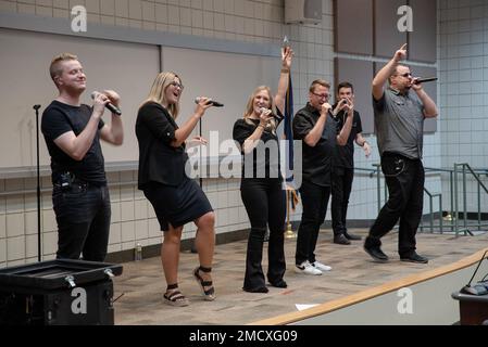 Vocaloocity, un groupe de performance local a cappella, a ébloui les délégués par une performance privée au Camp Williams, Utah, au cours de leur deuxième journée de l'Académie de la liberté, 11 juillet 2022. Depuis 1961, la Garde nationale de l'Utah et le corps des colonels honoraires parrainent l'Académie de la liberté, qui offre un environnement stimulant et engageant conçu pour enseigner aux jeunes leaders l'importance de la liberté et que le leadership est essentiel à sa survie. Banque D'Images