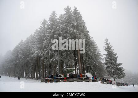 Deuselbach, Allemagne. 22nd janvier 2023. Les gens se tiennent à l'ascenseur de la traînée sur l'Erbeskopf (816 m) pour être tiré vers le sommet et ensuite skier sur la pente enneigée. Il a neigé jusqu'aux vallées de la Rhénanie-Palatinat pendant le week-end. Credit: Harald Tittel/dpa/Alay Live News Banque D'Images