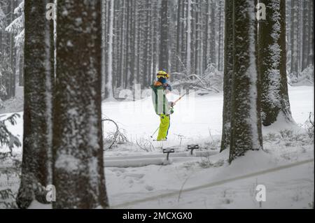 Deuselbach, Allemagne. 22nd janvier 2023. Les gens se laissent tirer vers le sommet par la remontée mécanique sur l'Erbeskopf (816 m) pour ensuite skier sur la pente enneigée. Il a neigé jusqu'aux vallées de la Rhénanie-Palatinat pendant le week-end. Credit: Harald Tittel/dpa/Alay Live News Banque D'Images