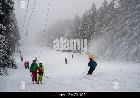 Deuselbach, Allemagne. 22nd janvier 2023. Les gens se laissent tirer vers le sommet par la remontée mécanique sur l'Erbeskopf (816 m) pour ensuite skier sur la pente enneigée. Il a neigé jusqu'aux vallées de la Rhénanie-Palatinat pendant le week-end. Credit: Harald Tittel/dpa/Alay Live News Banque D'Images