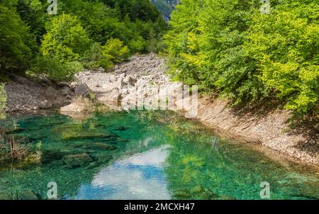 Les étangs éphémères de Tovel : petites perles aux teintes turquoise et indigo situées dans les bassins de la vaste terre pierreuse des vergees de Tovel, Italie Banque D'Images