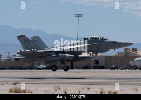 Un growler EA-18G affecté à l'escadron d'attaque électronique VAQ-132, à la base aérienne navale de l'île Whidbey, prend son envol pendant le drapeau rouge Nellis 22-3, à la base aérienne de Nellis, au Nevada (11 juillet 2022). Le RF-N 22-3 comprend plus de 17 unités et environ 2 000 participants. Banque D'Images