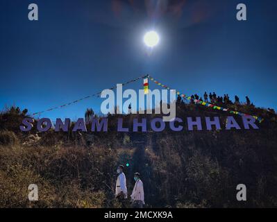 Katmandou, Bagmati, Népal. 22nd janvier 2023. Les gens de la communauté de Tamang se réunissent pour participer à la célébration du festival Sonam Losar pour accueillir la nouvelle année du chat à Katmandou, au Népal sur 22 janvier 2023. (Credit image: © Sunil Sharma/ZUMA Press Wire) USAGE ÉDITORIAL SEULEMENT! Non destiné À un usage commercial ! Crédit : ZUMA Press, Inc./Alay Live News Banque D'Images