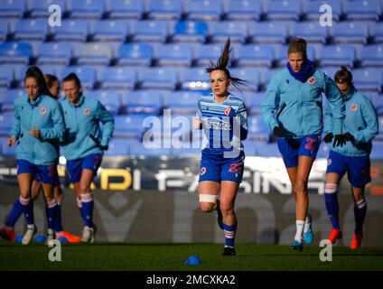 Reading, Royaume-Uni. 22nd janvier 2023. Reading, Angleterre, 22 janvier 2023: Lily Woodham (28 Reading) se réchauffe avant le match de football de la Super League de Barclays FA Womens entre Reading et Manchester United au stade Select car Leasing à Reading, en Angleterre. (James Whitehead/SPP) crédit: SPP Sport Press photo. /Alamy Live News Banque D'Images