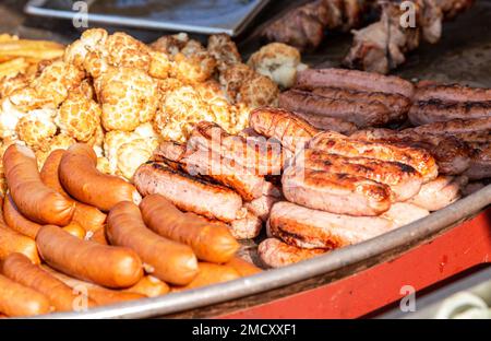 Appétissant viande cuite, saucisse barbecue et légumes dans une grande poêle à frire Banque D'Images