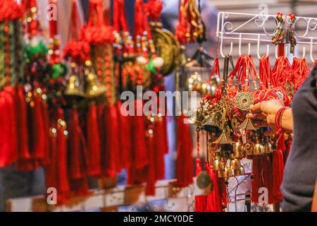 Manille, Philippines. 21st janvier 2023. Un client achète le charme chanceux d'un vendeur de rue lors de la célébration du nouvel an lunaire du lapin. Les gens célèbrent à nouveau le nouvel an lunaire traditionnel à Chinatown à Manille après une hiatus de deux ans en raison de la pandémie Covid-19. Crédit : SOPA Images Limited/Alamy Live News Banque D'Images