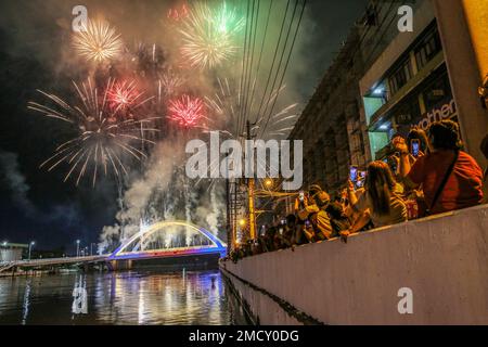 Manille, Philippines. 22nd janvier 2023. Les fêtards regardent les feux d'artifice exploser au-dessus du pont Binondo-Intramuros à Manille pendant le nouvel an lunaire du lapin. Les gens célèbrent à nouveau le nouvel an lunaire traditionnel à Chinatown à Manille après une hiatus de deux ans en raison de la pandémie Covid-19. Crédit : SOPA Images Limited/Alamy Live News Banque D'Images