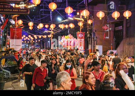 Manille, Philippines. 22nd janvier 2023. Les fêtards se rassemblent le long de Chinatown à Manille lors de la célébration du nouvel an lunaire du lapin. Les gens célèbrent à nouveau le nouvel an lunaire traditionnel à Chinatown à Manille après une hiatus de deux ans en raison de la pandémie Covid-19. Crédit : SOPA Images Limited/Alamy Live News Banque D'Images