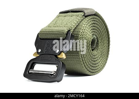 Ceinture de fixation en nylon pour hommes verte isolée sur fond blanc. Ceinture tactique militaire d'extérieur mode pour hommes. Banque D'Images