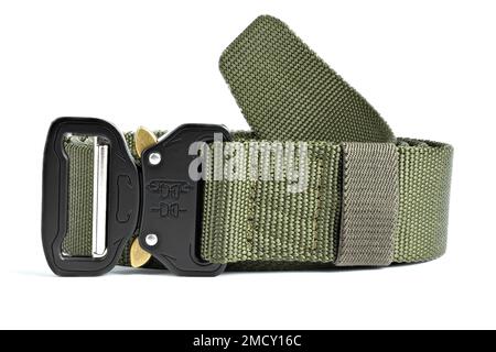 Ceinture de fixation en nylon pour hommes verte isolée sur fond blanc. Ceinture tactique militaire d'extérieur mode pour hommes. Banque D'Images