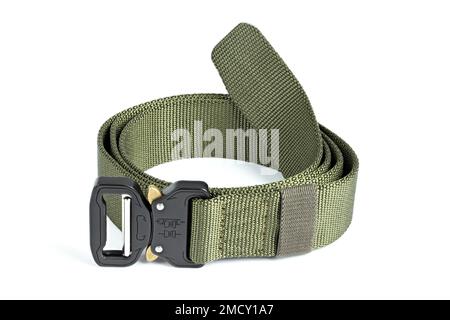 Ceinture de fixation en nylon pour hommes verte isolée sur fond blanc. Ceinture tactique militaire d'extérieur mode pour hommes. Banque D'Images