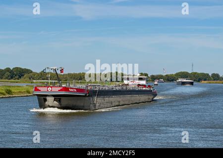 Rotterdam, Nertherlands - août 2022 : navire pétrolier Nauta naviguant sur la rivière Nieuwe Maas. Banque D'Images