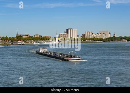 Rotterdam, Nertherlands - août 2022 : navire pétrolier Quadrans I naviguant sur la rivière Nieuwe Maas. Banque D'Images